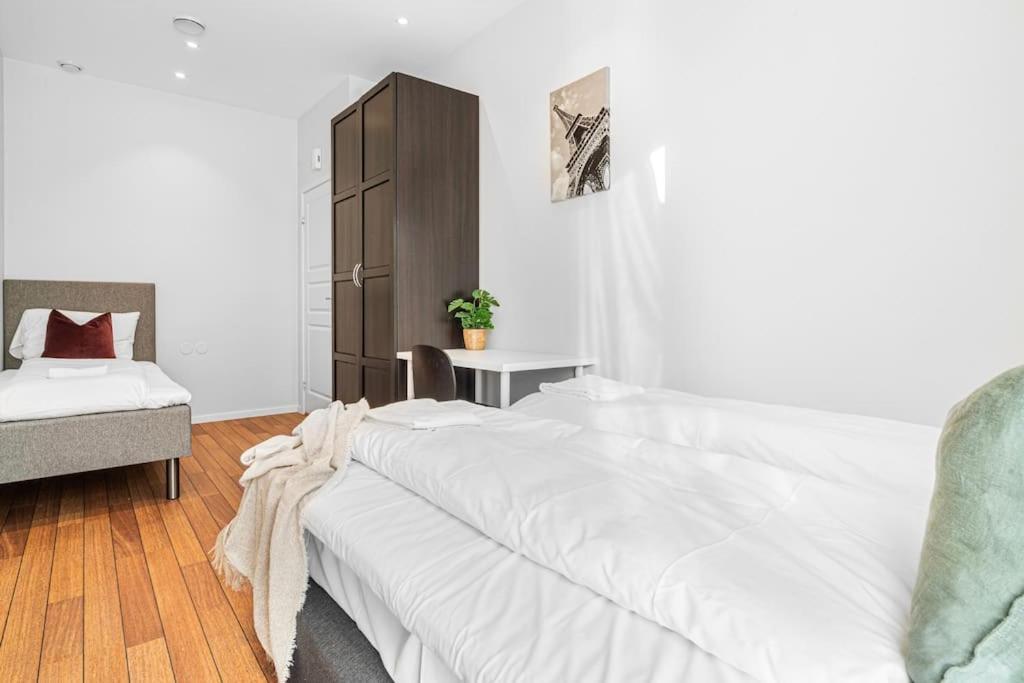 Seaside Apt. Catch Crabs From Your Bedroom Window! Appartement Bergen
