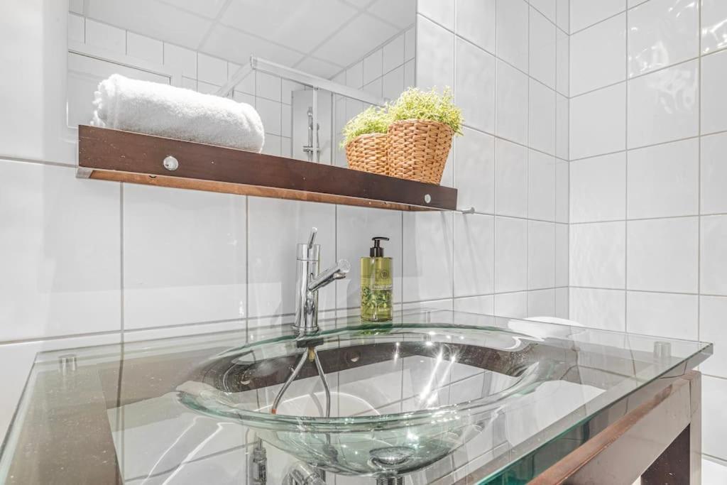 Seaside Apt. Catch Crabs From Your Bedroom Window! Appartement Bergen